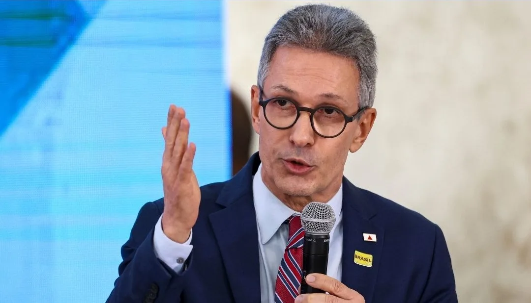 Zema diz que apoiará Flávio contra Lula no 2º turno, mas mantém críticas