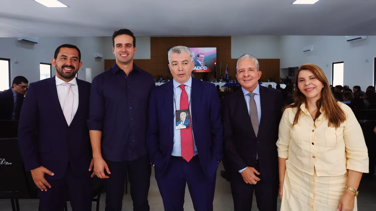 “A igreja tem papel fundamental na vida das famílias”, diz Nabor ao lado de Lucas em encontro evangélico