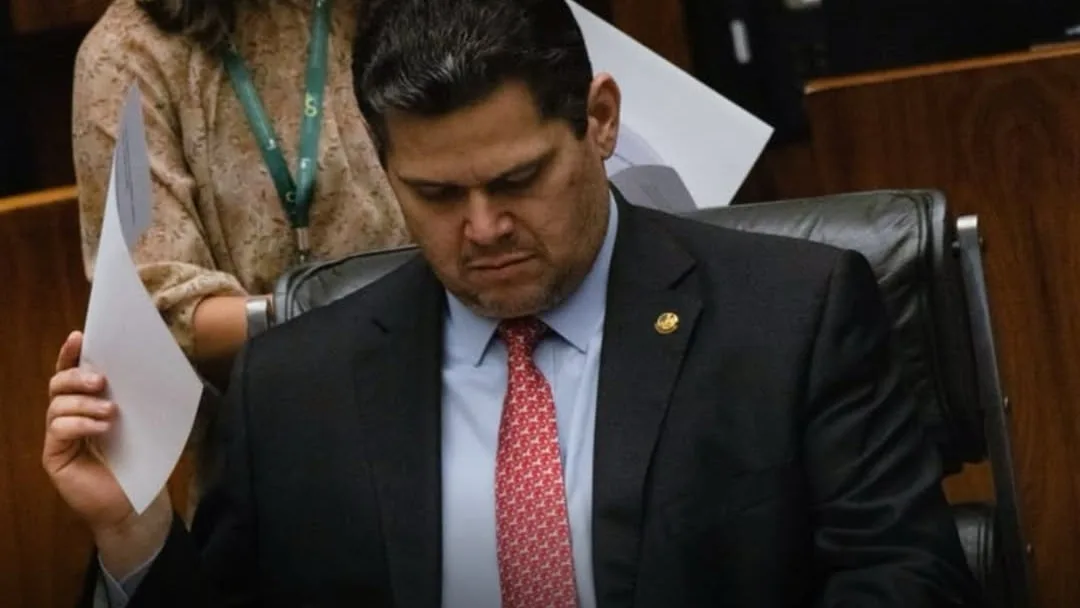 Alcolumbre busca acordo para perdoar Bolsonaro e atrair votos no Senado