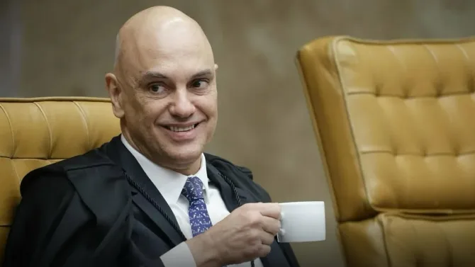 Alexandre de Moraes ri de todos nós, os bobos da Corte