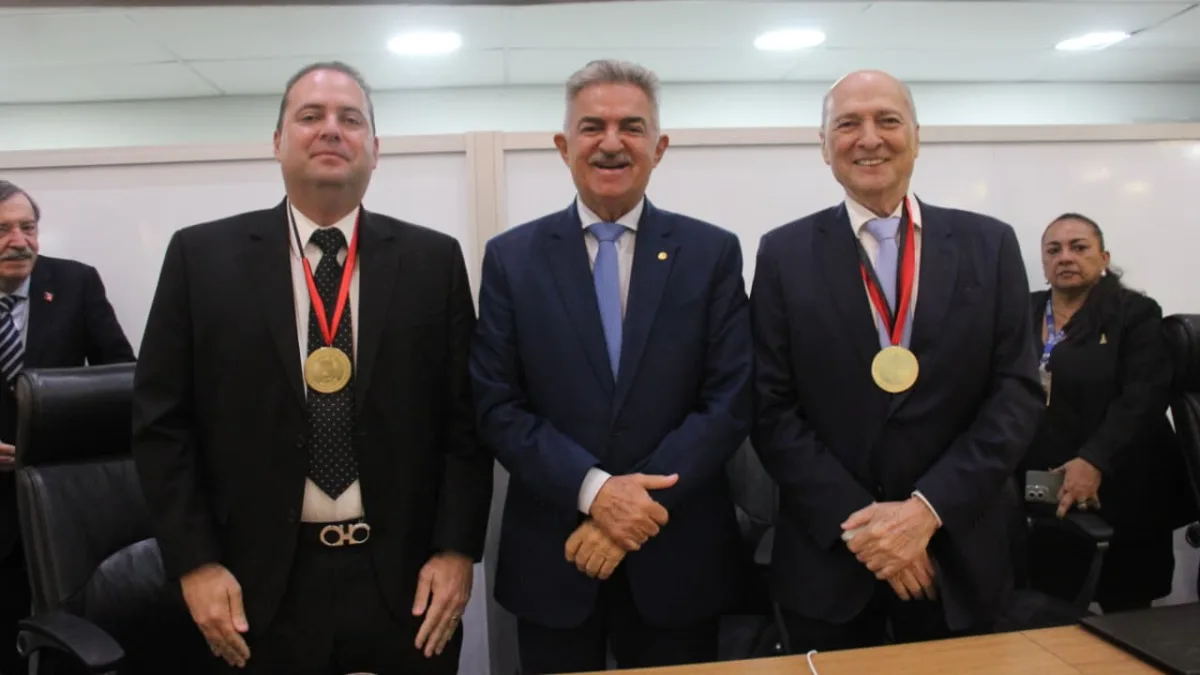 ALPB concede Medalha Epitácio Pessoa aos médicos