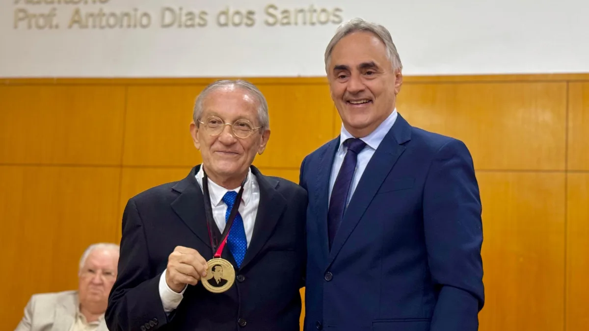 ALPB entrega Medalha Napoleão Laureano ao médico