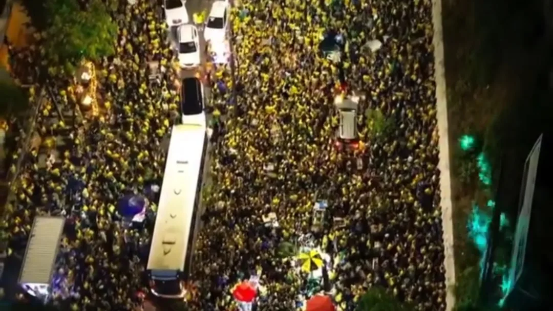 Apoiadores de Flávio Bolsonaro realizam ato político na Avenida Epitácio Pessoa, em João Pessoa