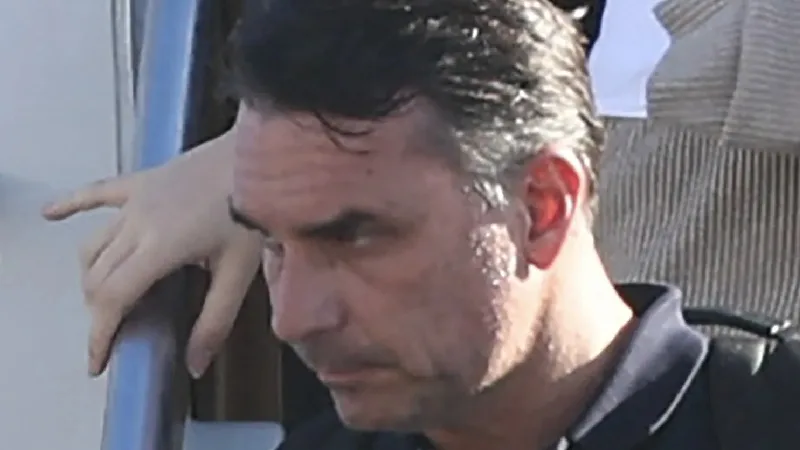 Após fuga, Flávio Bolsonaro cita 'fraude' sem provas e diz ser 'presidente eleito'
