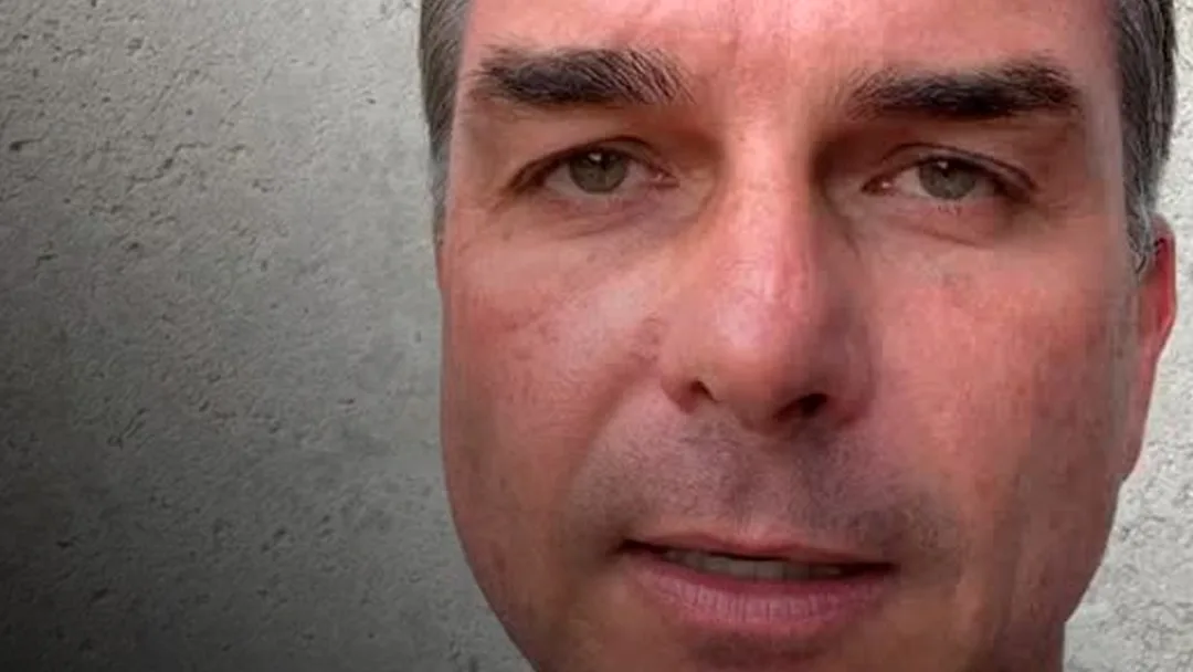 Após fugir para EUA, Flávio Bolsonaro se declara presidente eleito do Brasil