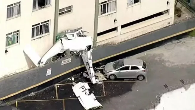 Avião cai e bate em prédio residencial em BH; uma pessoa morreu