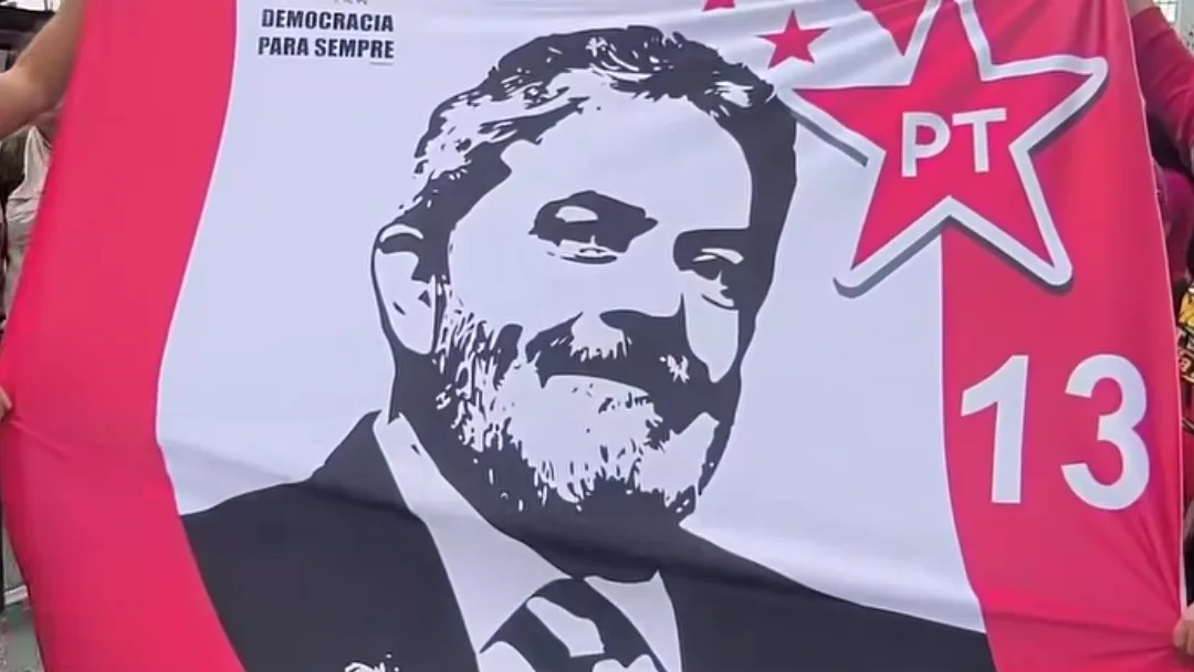 BANDEIRA COM IMAGEM DE LULA OCUPA ÁREA EM FRENTE AO MASP EM SÃO PAULO