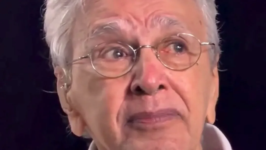 CAETANO VELOSO SE EMOCIONA COM GERALDO AZEVEDO EM MANIFESTAÇÃO: "FOMOS PRESOS NO REGIME MILITAR"