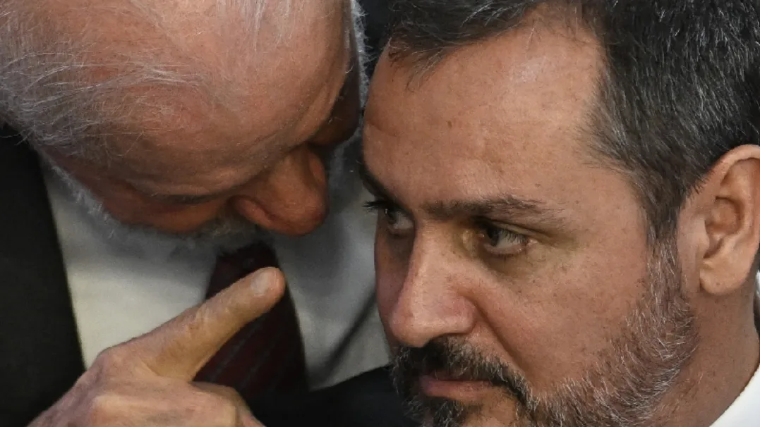 Chefe da Polícia Federal enfrenta desconfiança de que estaria repassando ao Planalto informações sigilosas