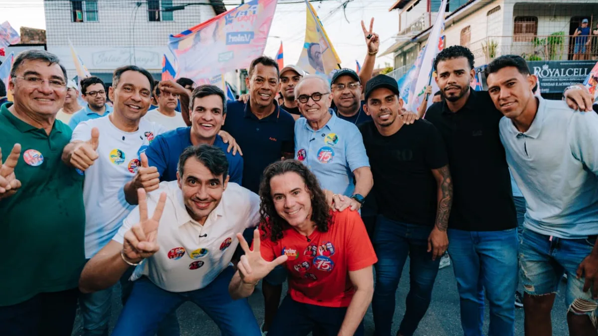 Cícero, Diogo, Veneziano, André e Romero puxam multidão em caminhada na Zona Leste de Campina