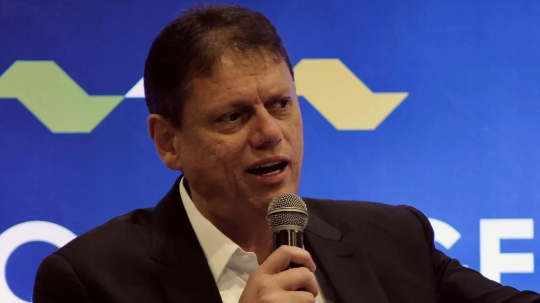 Com Flávio nos EUA, Tarcísio adota tom nacional e prega unidade da oposição