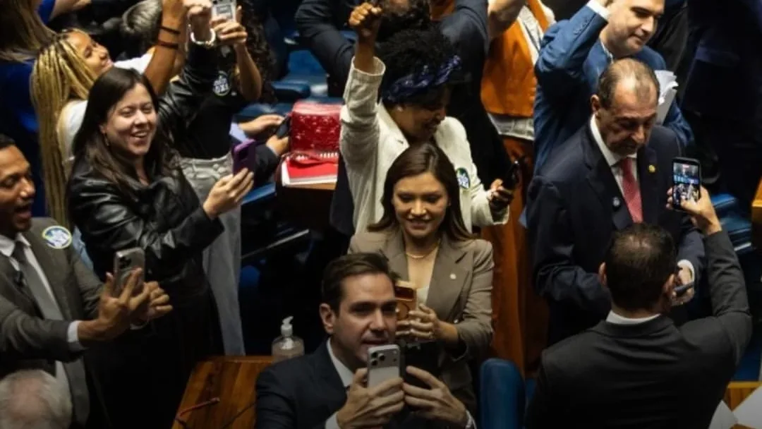 Da 'conquista histórica' de Lula à contenção ao desgaste de Flávio: como o fim da escala 6x1 pode afetar eleição