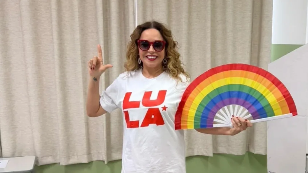 Daniela Mercury publica fotos da votação e declara: 'quem ama o Brasil, vota 13'