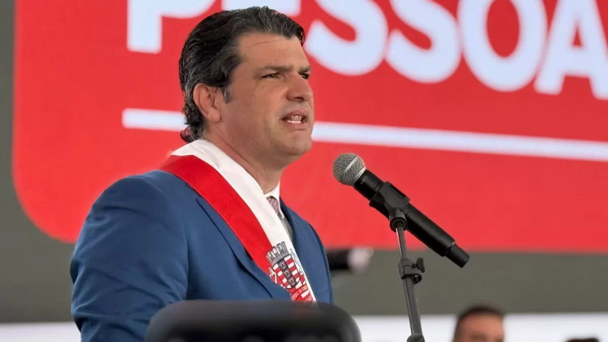 Durante posse, Leo agradece apoio de João Azevêdo à sua trajetória política