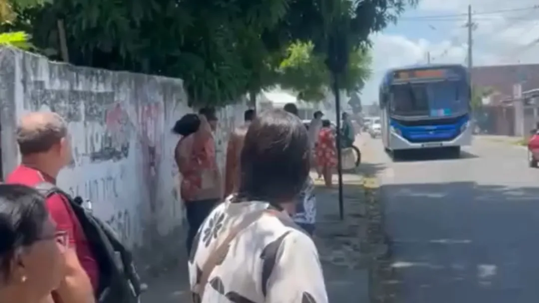 Eleitores de João Pessoa relatam atrasos e ônibus se recusando a parar, durante a votação do segundo turno