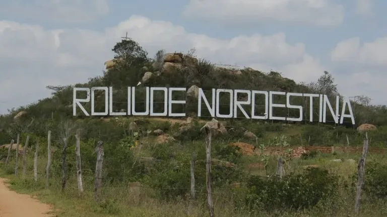 Elenco paraibano da série ‘Cangaço Novo’ inaugura Parede da Fama em Cabaceiras
