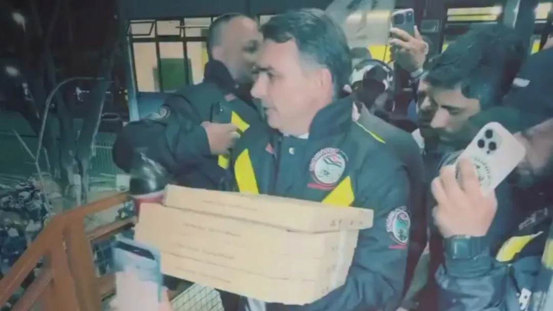 Em agenda "surpresa", Flávio Bolsonaro entrega pizzas a motoboys em SP