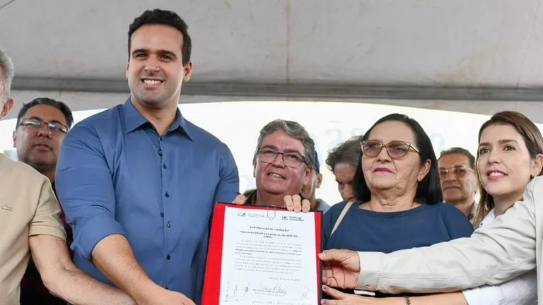 Em São João do Cariri, Lucas Ribeiro entrega pavimentação e anuncia construção de estrada