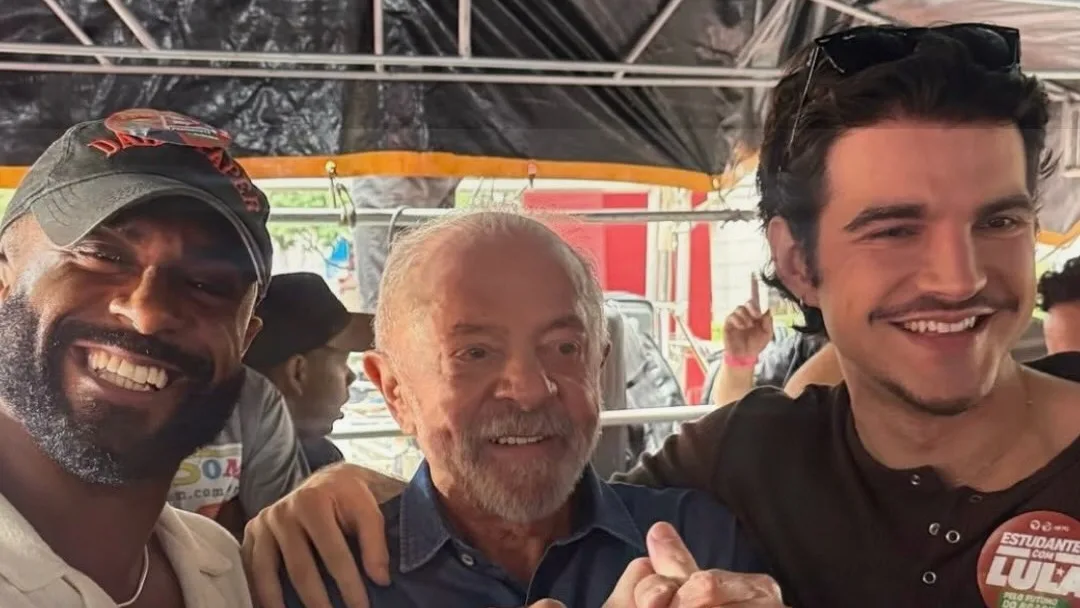 Famosos e lideranças políticas se unem a multidão na Paulista em ato de apoio a Lula
