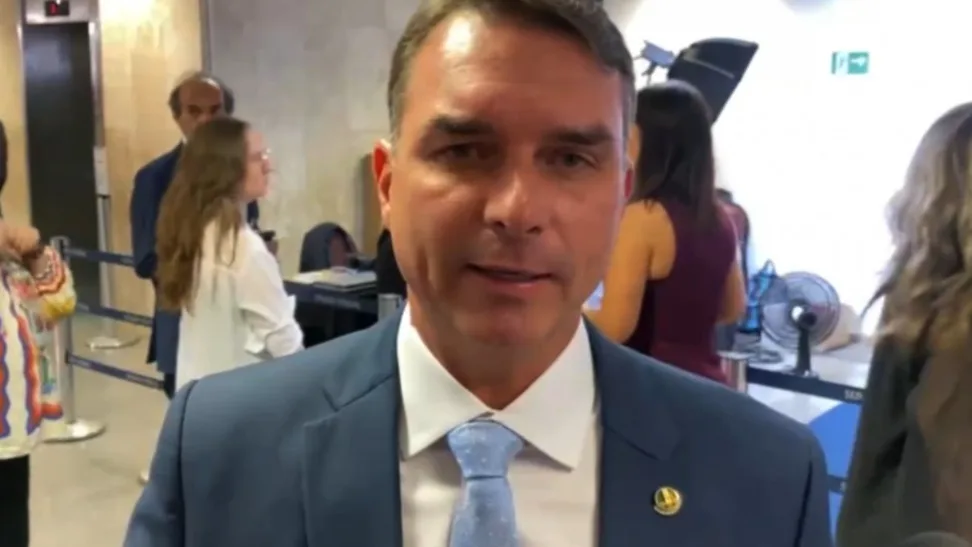 FIM DA ESCALA 6×1: FLÁVIO BOLSONARO MUDA DE POSIÇÃO E DIZ QUE VOTARÁ A FAVOR