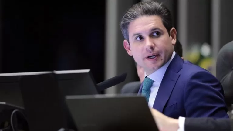 Fim da escala 6×1: Hugo Motta cria Comissão Especial