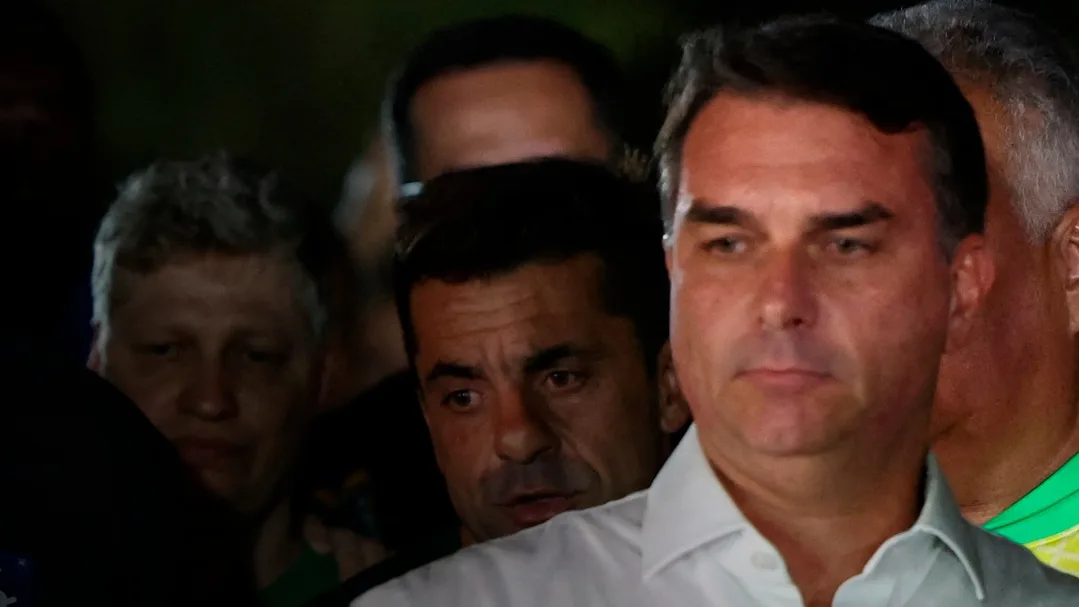 Flávio apaga post em que se dizia presidente e, agora, afirma que é líder do Brasil