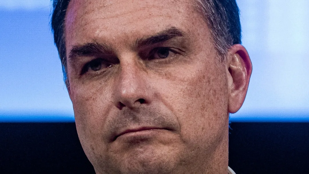 Flávio Bolsonaro almoça com cúpula da Globo horas antes de sabatina eleitoral, dizem jornais