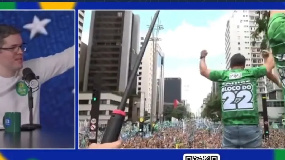 Flávio Bolsonaro chega no bloco do 22 na Avenida Paulista, que está lotada
