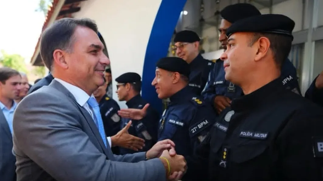 Flávio Bolsonaro critica proibição às bets: "Lula é o pai do tigrinho"