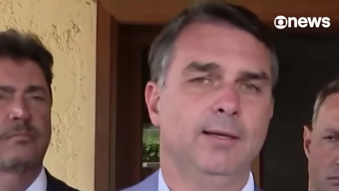 Flávio Bolsonaro diz que vai participar de debates no 2º turno