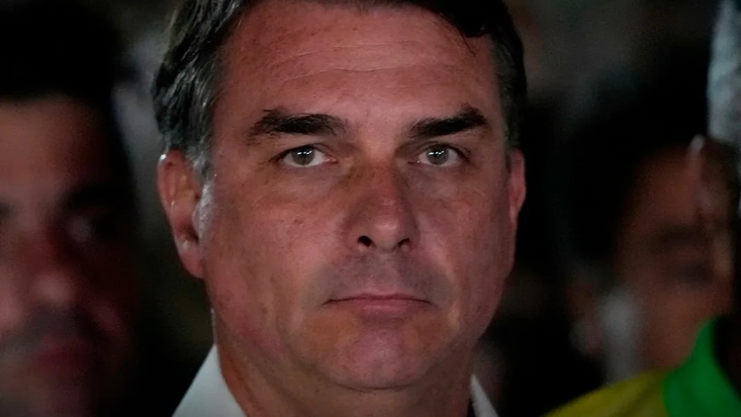 Flávio Bolsonaro não entrega passaporte à PF no prazo