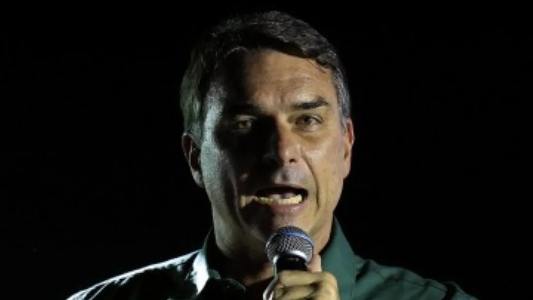 Flávio Bolsonaro se autodeclara "verdadeiro presidente eleito do Brasil"