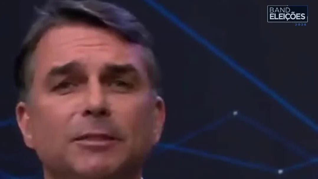 Flávio Bolsonaro usa direito de resposta para defender combate ao narcotráfico