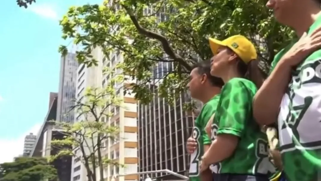 Flávio e multidão na Avenida Paulista cantam o hino nacional brasileiro