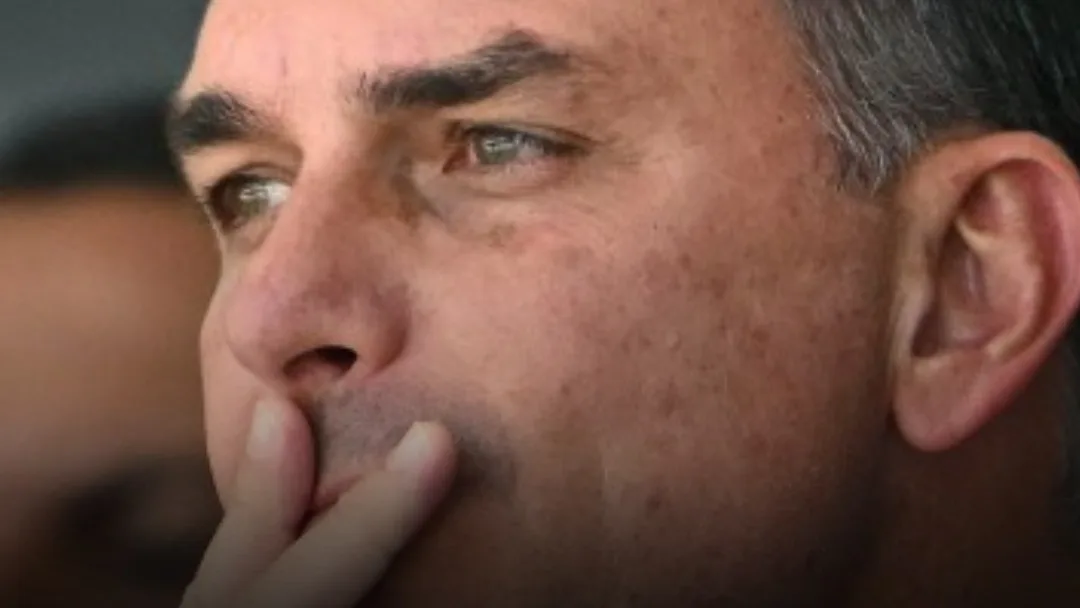 Flávio está em voo para os EUA e usará passaporte italiano