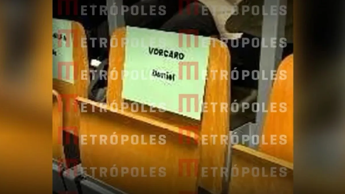 foto mostra cadeira vazia reservada a Vorcaro em evento de Lula em Paris