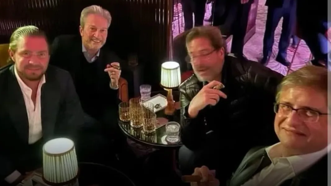 Foto tirada em Londres mostra Gonet com Vorcaro fumando charuto