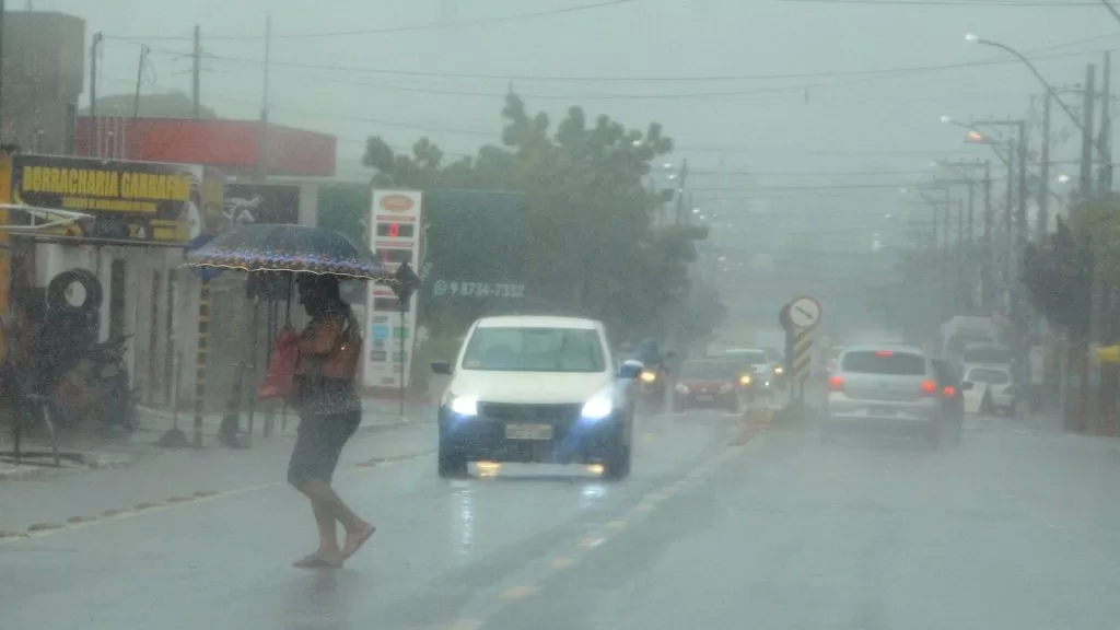 Frente fria avança e chuvas se intensificam pelo país; veja a previsão