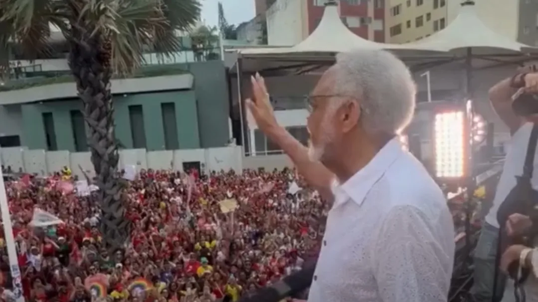 Gilberto Gil, Daniela Mercury e Zélia Duncan participam de ato pró-Lula no Farol da Barra, em Salvador