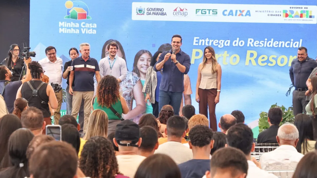 Governador Lucas Ribeiro participa da entrega de residencial para atender 192 famílias com a casa própria