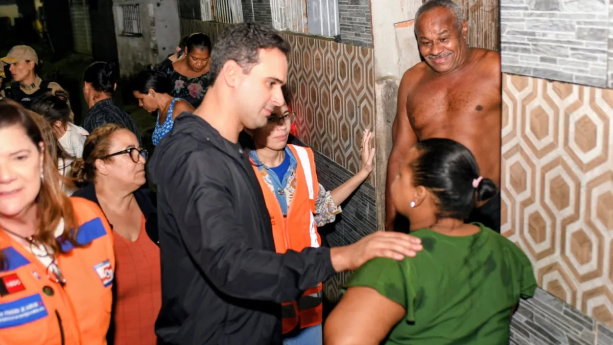 Governador Lucas Ribeiro visita comunidades de João Pessoa afetadas pelas chuvas e determina providências