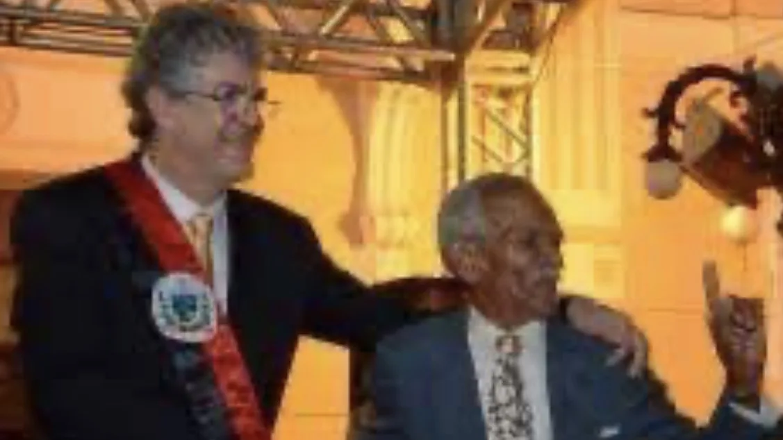 HOMENAGEM: Leo Bezerra sanciona lei que cria Medalha Pedro da Barraca em João Pessoa