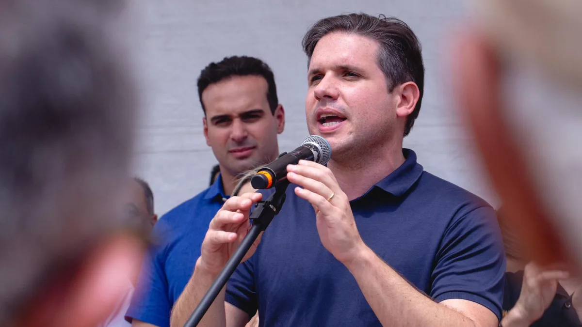 Hugo Motta participa de assinatura de ordens de serviço