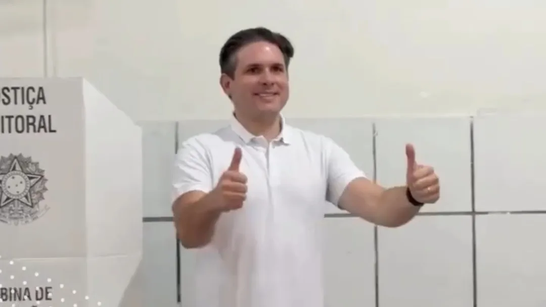 Hugo vota em Patos e defende modelo eleitoral brasileiro: "melhor da história"