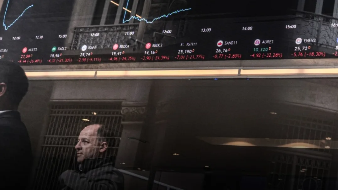 Ibovespa derrete, dólar salta e bancos perdem R$ 249 bi em valor de mercado após reeleição de Lula