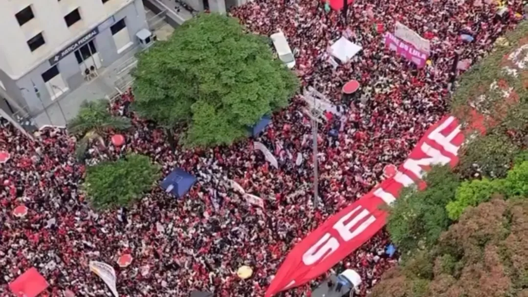 IMAGENS AÉREAS MOSTRAM MULTIDÃO EM ATO DE LULA NA AVENIDA PAULISTA