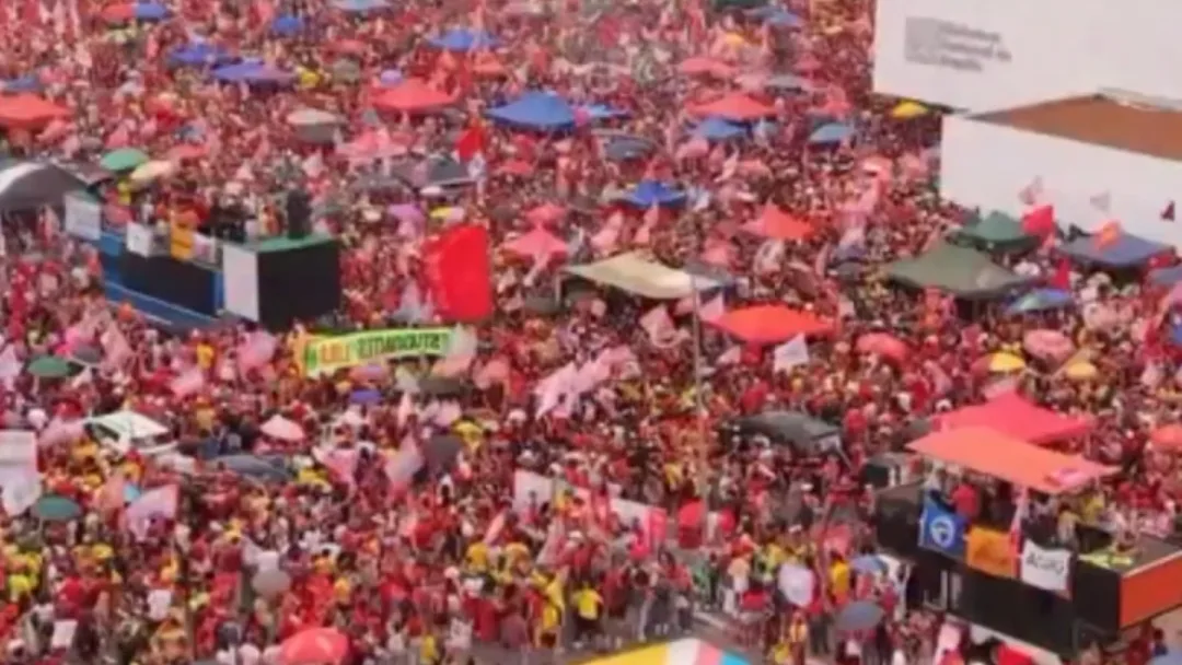 Imagens de drone mostram multidão em ato pró-Lula em Brasília