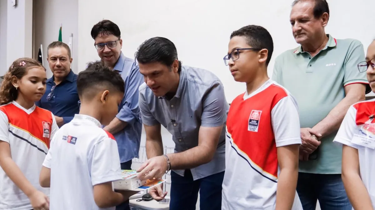 Incentivo pedagógico  Leo Bezerra celebra avanços da Educação no Município e premia estudantes vencedores do concurso da CGU