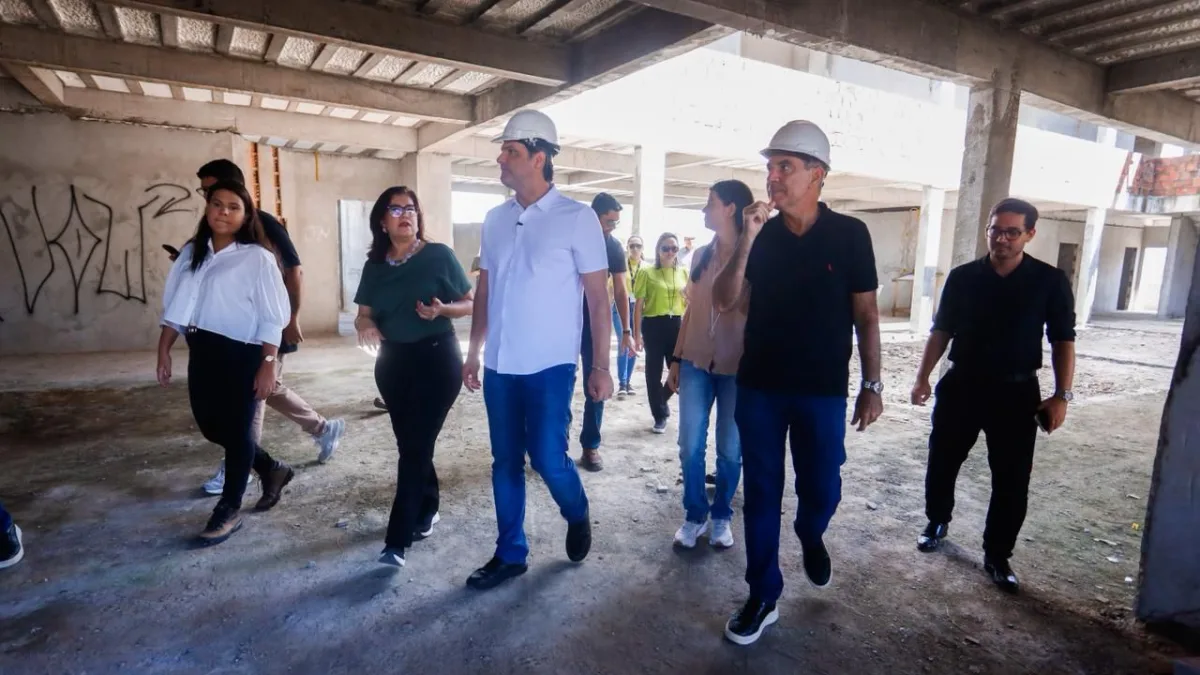 Infraestrutura avança Leo Bezerra celebra retomada de obras de escola em Gramame e acompanha conclusão de obra na ladeira do Timbó, com serviço da Seinfra