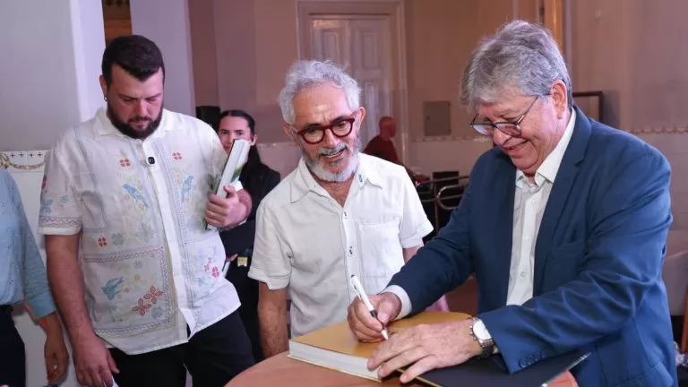 João Azevêdo apresenta livro sobre a Paraíba e reforça compromisso do governo com a cultura